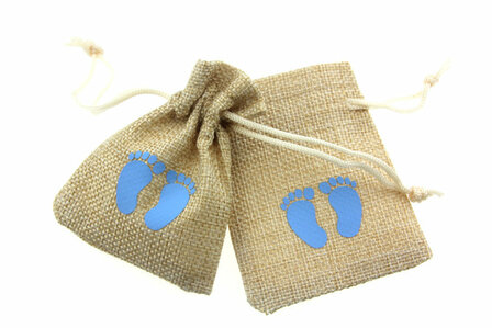 Jute look zakjes blauwe babyvoetjes 7 x 9 cm